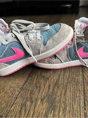 Jordan Kids' Preschool Air Jordan 1 Mid Basketball Shoes in Blue, Gray & Pink
